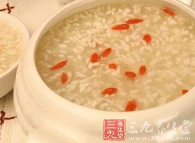 米酒是糯米和酒曲酿制而成的酵米