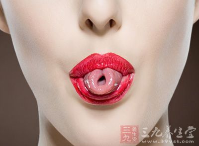 照一下镜子，往往可以看到我们的舌头上面覆盖着一层淡白色的物质，这就是我们常听到的舌苔”
