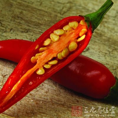 辣椒的瓤和籽都含有非常丰富的维生素C，甚至比辣椒肉部分还要高