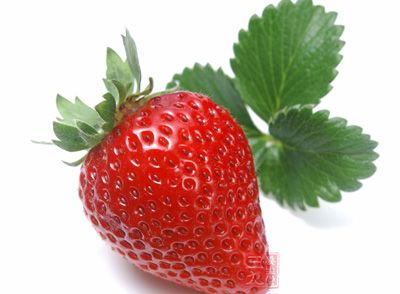 草莓含有多种维生素，尤其是维生素C含量非常丰富