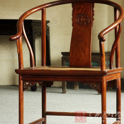 太师椅椅背和扶手处有个弧度，尤其是椅背