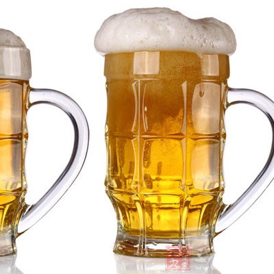 喝冰啤酒一方面容易对胃产生刺激，另一方面则因为含有酒精，会加重肝脏的负担