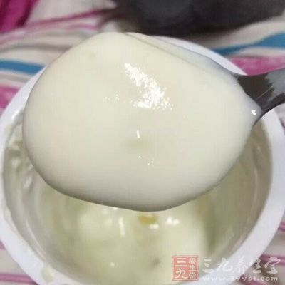 将适量的酸奶和面粉放在小瓷碗中，搅拌均匀成浓稠糊状