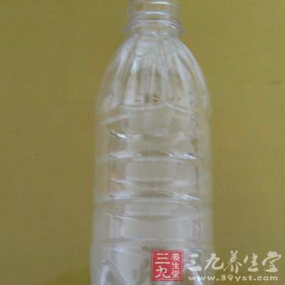 把废旧的塑料水瓶剪开，把水放进水瓶