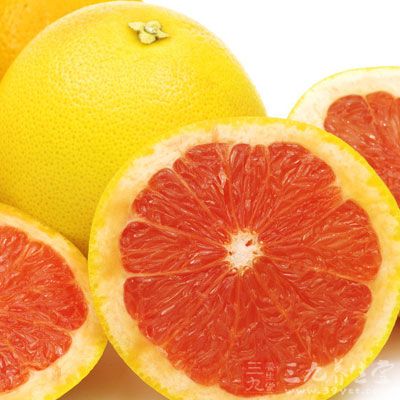 葡萄柚中有一种可溶性纤维可以降低坏胆固醇