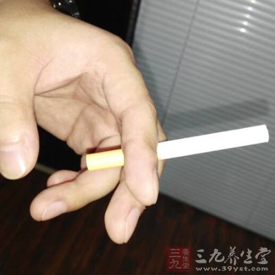 长期吸烟的人很容易导致指甲变黄