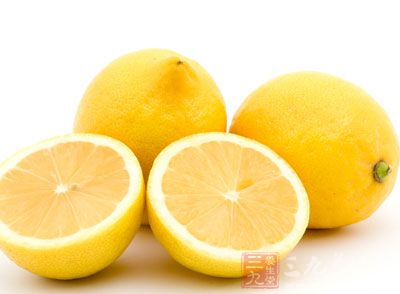 柠檬生食还具有良好的安胎止呕作用，因此柠檬是适合女性的水果