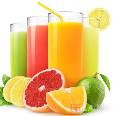 其实就算是纯鲜橙汁，一杯用3只橙榨水，也有150卡路里的热量。而且吃不到橙的纤维素及白色橙衣中的维生素B，营养价值都比吃水果来得低