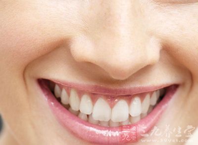 累积的牙石会导致牙周病，从而引致口气重