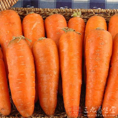 胡萝卜中所含的胡萝卜素可清除导致人体衰老的自由基，所含的B族维生素和维生素C等营养成分也有润肤、抗衰老的作用