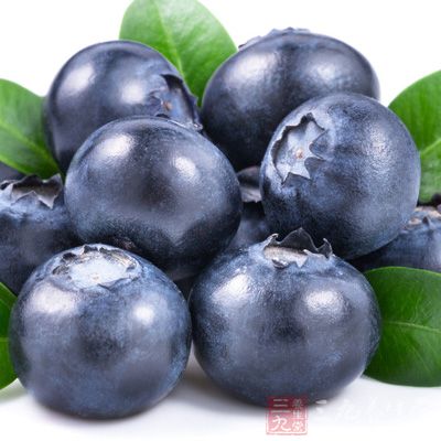 美国农业部的科学家在蓝莓中发现了一种抗氧化剂，可以刺激肝细胞更好地分解脂肪和胆固醇