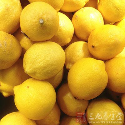柠檬，是因为在柠檬中有丰富的维生素C