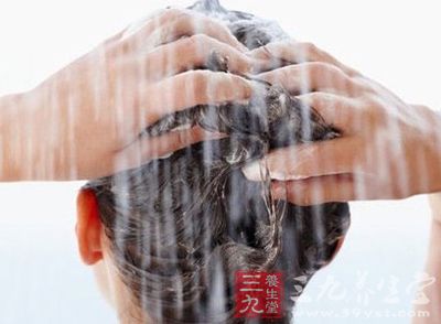 水太热就会刺激头皮油脂分泌，会让您的头油更加的严重