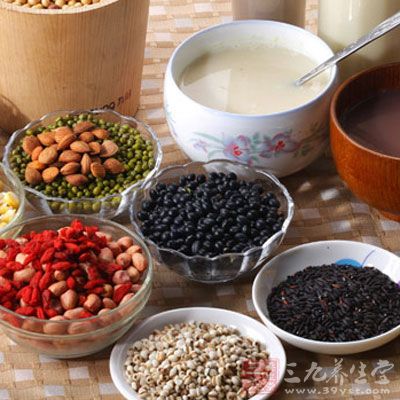 粗粮的种类很多，燕麦、小米、玉米、黑米及各种豆类都可以换着加入原来的米饭中