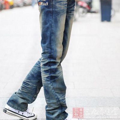 对于已经脱浆的牛仔裤，可以简单的用些生粉加水后喷在牛仔裤的表面重新使牛仔裤变硬