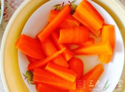 食物中的胡萝卜素可在体内转变为维生素A和维生素E