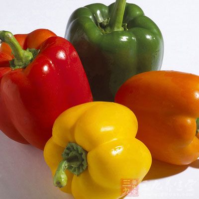 柿子椒中含有大量的维生素C，是所有蔬菜和水果中的翘楚