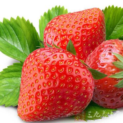 草莓柔嫩多汁，能够健胃补虚，其膳食纤维可以帮助调节因饮食不当而紊乱的消化功能