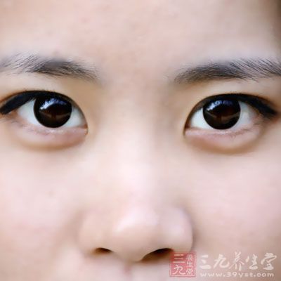 多见于双眼黑蒙和弱视患者