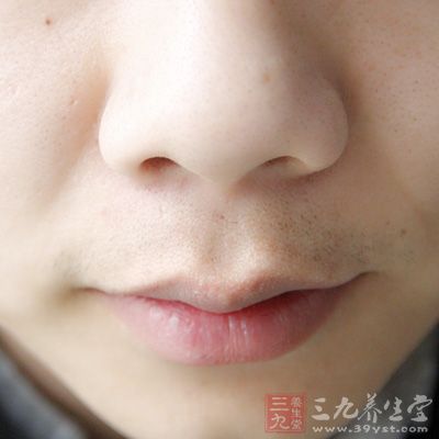 鼻中隔穿孔多发生因为剥离黏膜时，鼻中隔嵴及棘处黏膜菲薄，张力较高，黏膜破裂所致