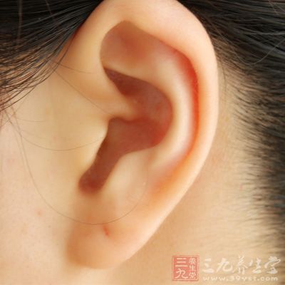 国人的耳朵一般呈现红润、润泽、明亮和含蓄的长势