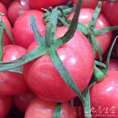 西红柿除了对女性淡斑、美白等美容问题卓有成效以外，番茄红素对于男性的生殖功能促进和保护也有很好的作用