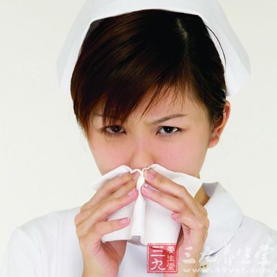 成人多数为鼻病毒引起，次为副流感病毒、呼吸道合胞病毒、埃可病毒