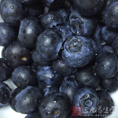 在普通的市场或超市里，我们可能见不到蓝莓的身影