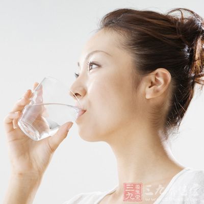 保证每天喝2000毫升水，其中有一部分最好是电解质饮料