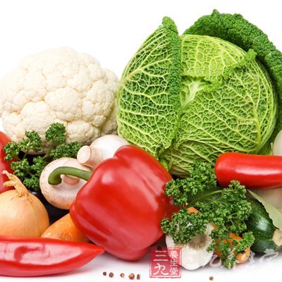 应多吃含纤维素丰富的食物，如新鲜的蔬菜、水果及粗粮等