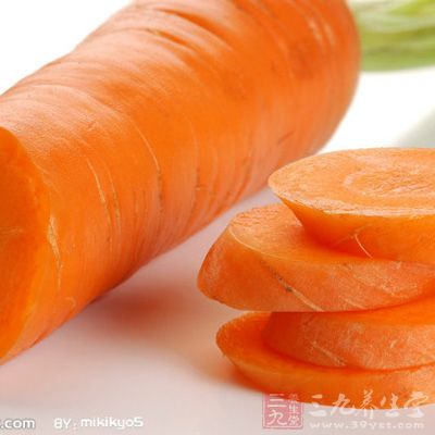 胡萝卜对改善便秘很有帮助，也富含β-胡萝卜素，可中和毒素