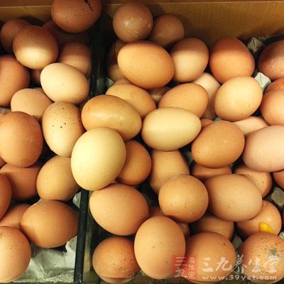 平均一个鸡蛋大约含有光黄素十微克