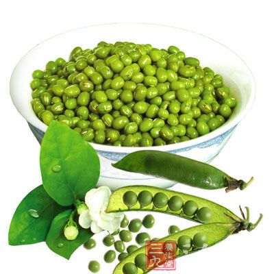 绿豆具清热解毒、除湿利尿、消暑解渴的功效，多喝绿豆汤有利于排毒、消肿