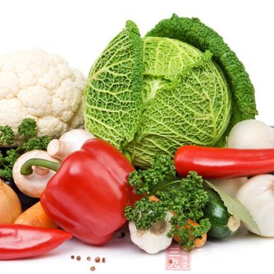 宜吃有清热解毒，滋阴润肺作用的食物，如蔬菜