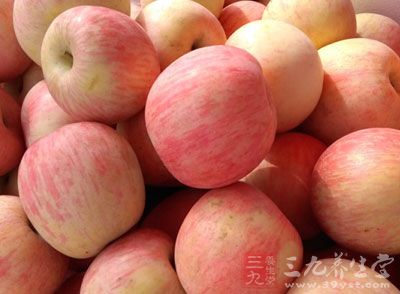 苹果中含有头发所需的大量营养，其中苹果酸可以防止头发的干燥
