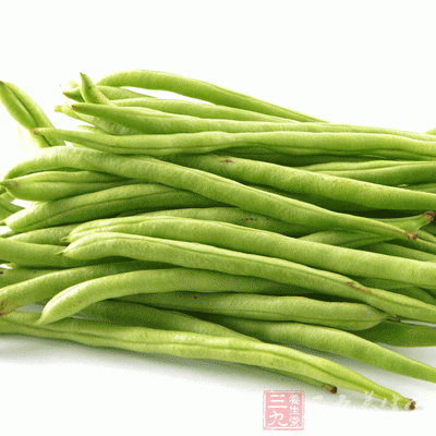 四季豆未煮熟，豆中的皂素会强烈刺激消化道