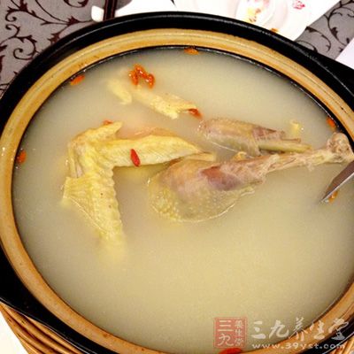 腹泻期间应食用清淡的流质食物，如鸡汤