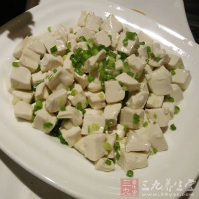 小葱拌豆腐是一道传统的家常菜