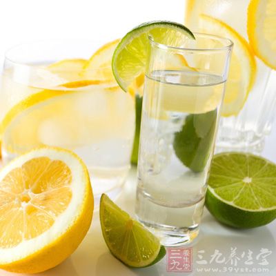 柠檬水是感光视频，在白天喝了柠檬水后皮肤会起斑变黑