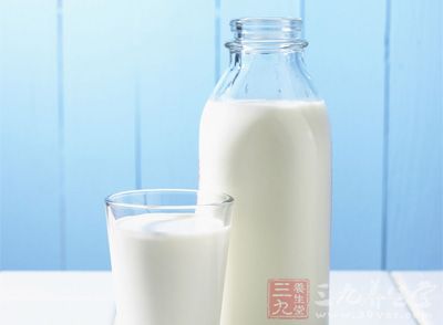 预防骨质疏松症要注意直接增加富含钙质的食品，包括乳品类