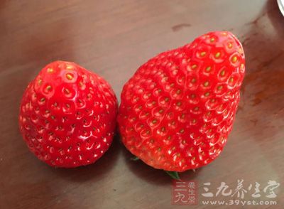 草莓中含有的胡萝卜素是合成维生素A的重要物质，具有明目等作用