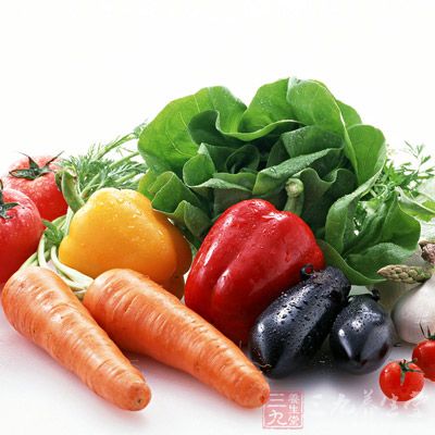 适当多吃些蔬菜与水果，如菠菜、韭菜、芹菜、苹果、香蕉等