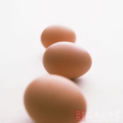 把蛋拿在手上，轻轻抖动使蛋与蛋相互碰击，细听其声;或是手握摇动，听其声音