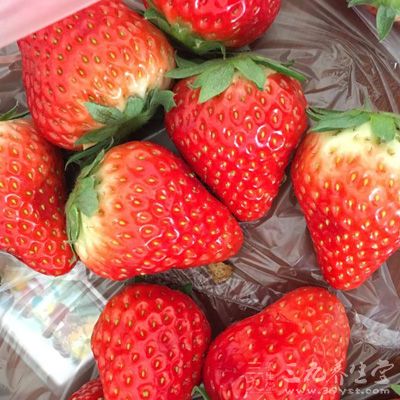 正常生长的草莓外观呈心形，但有些草莓色鲜个大，颗粒上有畸形凸起，咬开后中间有空心