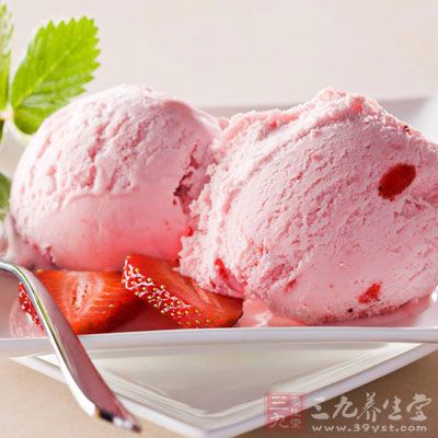 冰淇淋并不含很高热量，其可怕之处在于极高的含糖量。高血脂人应避而远之