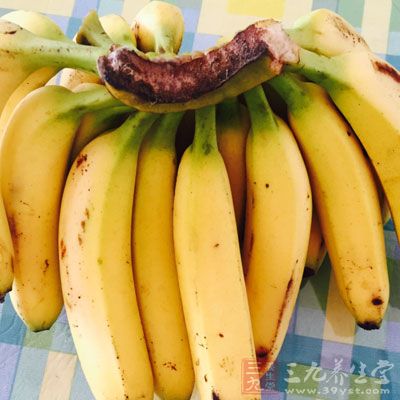 用氨水或二氧化硫催熟，这种香蕉表皮嫩黄好看，但果肉口感僵硬，口味也不甜