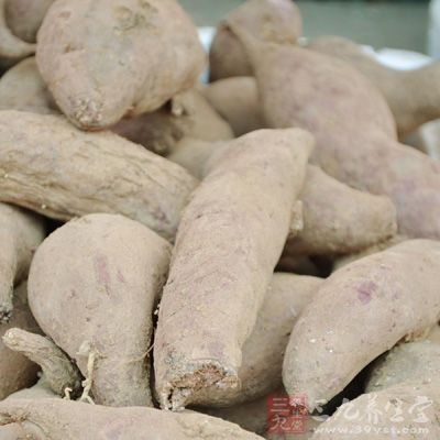 红薯里含有丰富的纤维、钾、铁和维生素B6，不仅能防止衰老、预防动脉硬化，还是抗癌能手，所以它被选为蔬菜之首