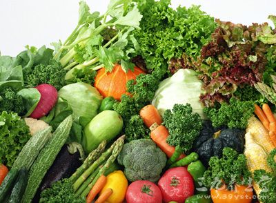 平时饮食上我们要注意多吃些利于减少皮肤分泌的疏菜水果
