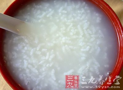常喝大米粥可预防感冒，但喝粥时要注意温度，不能过烫