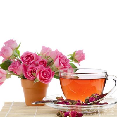 材料：干玫瑰花苞20朵、水250毫升、红茶1包、蜂蜜或糖适量